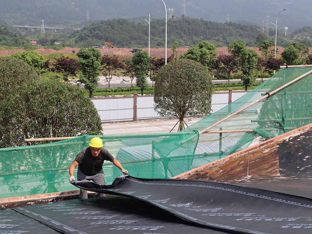 斯格爾防水案例-石坪體育公園斜屋面防水施工現場